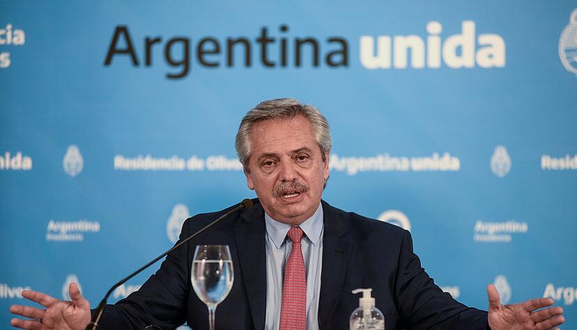 Der argentinische Pr&auml;sident Alberto Fernandez spricht bei einer Pressekonferenz.