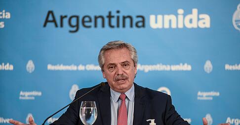 Der argentinische Pr&auml;sident Alberto Fernandez spricht bei einer Pressekonferenz.