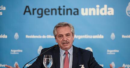 Der argentinische Pr&auml;sident Alberto Fernandez spricht bei einer Pressekonferenz.