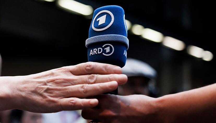 Eine Besucherin &uuml;berreicht ein ARD-Mikrofon im ARD Perspective Lab w&auml;hrend der Digital-Konferenz &laquo;Republica&raquo;.