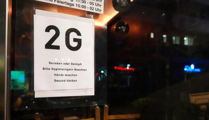 Ein Hinweisschild an einem Restaurant weist auf die 2G-Regel hin.