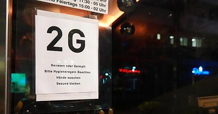 Ein Hinweisschild an einem Restaurant weist auf die 2G-Regel hin.