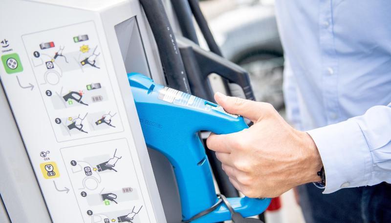 Sie haben die Wahl: Bei einem Plug-in-Hybrid k&ouml;nnen Sie das Auto auch an der Lades&auml;ule aufladen und so Energie f&uuml;rs rein elektrische Fahren laden, auf langen Strecken k&ouml;nnen sie nachladen oder rein mit Verbrenner fahren.