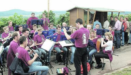 Nicht nur wegen der herrlichen Lage lockt das Schlossbergfest des Helfenberger Singchors viele Besucher an. Auch die Unterhaltung, etwa durch den Musikverein Auenstein, findet Anklang. (Foto: Joachim Kübler) Nicht nur wegen der herrlichen Lage lockt das Schlossbergfest des Helfenberger Singchors viele Besucher an. Auch die Unterhaltung, etwa durch den Musikverein Auenstein, findet Anklang. (Foto: Joachim Kübler)