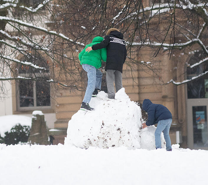 Kinder spielen in Heilbronn mit dem Schnee – oder einem riesigen Schneeball. Kinder spielen in Heilbronn mit dem Schnee – oder einem riesigen Schneeball.