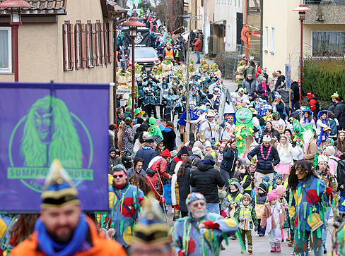 Zahlreiche bunt kostümierte Gruppen ziehen in Binswangen durch die Straßen und feiern ausgelassen Fasching. Zahlreiche bunt kostümierte Gruppen ziehen in Binswangen durch die Straßen und feiern ausgelassen Fasching.