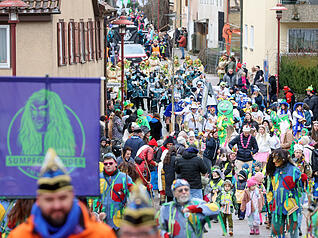 Zahlreiche bunt kost&uuml;mierte Gruppen ziehen in Binswangen durch die Stra&szlig;en und feiern ausgelassen Fasching.