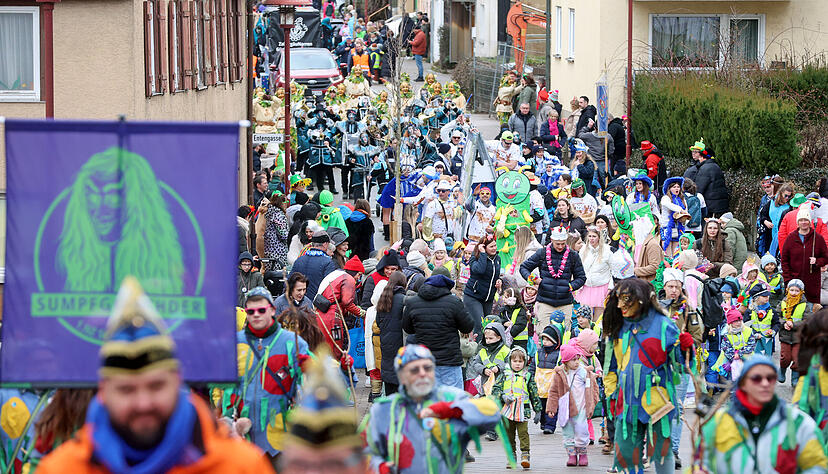 Zahlreiche bunt kostümierte Gruppen ziehen in Binswangen durch die Straßen und feiern ausgelassen Fasching. Zahlreiche bunt kostümierte Gruppen ziehen in Binswangen durch die Straßen und feiern ausgelassen Fasching.