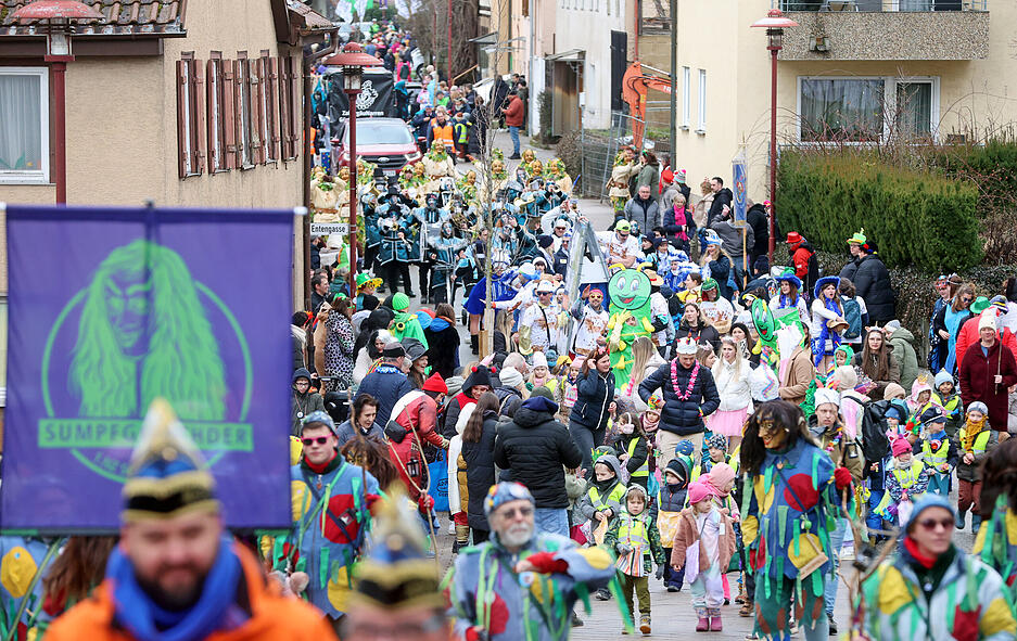 Zahlreiche bunt kost&uuml;mierte Gruppen ziehen in Binswangen durch die Stra&szlig;en und feiern ausgelassen Fasching.