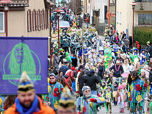 Zahlreiche bunt kost&uuml;mierte Gruppen ziehen in Binswangen durch die Stra&szlig;en und feiern ausgelassen Fasching.