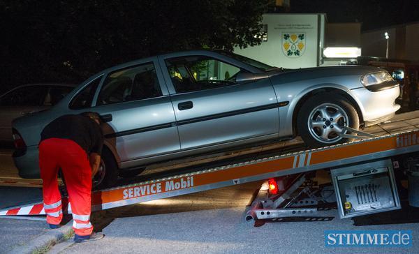 Der mutmaßliche Wagen des Täters wird am Dienstag  von einem Parkplatz abgeschleppt.