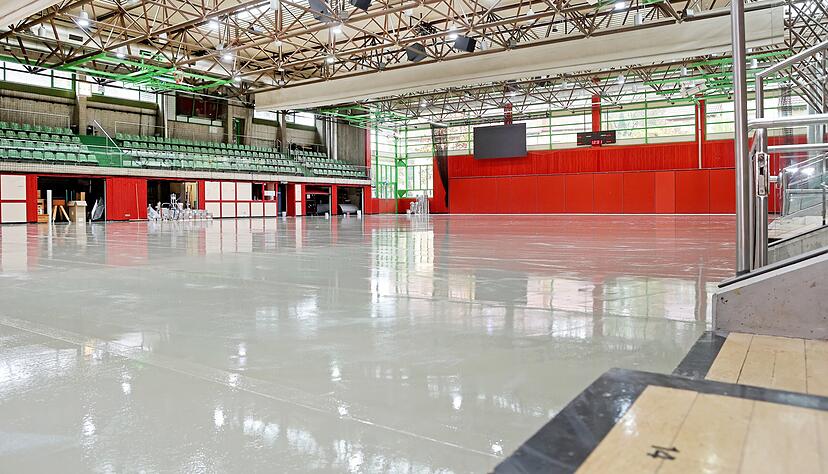 Ungewohnt hell erstrahlt die Ballei-Sporthalle dieser Tage. Nachdem der alte, grüne Boden entfernt wurde, wird der Unterbau des neuen Bodens derzeit versiegelt. Ungewohnt hell erstrahlt die Ballei-Sporthalle dieser Tage. Nachdem der alte, grüne Boden entfernt wurde, wird der Unterbau des neuen Bodens derzeit versiegelt.