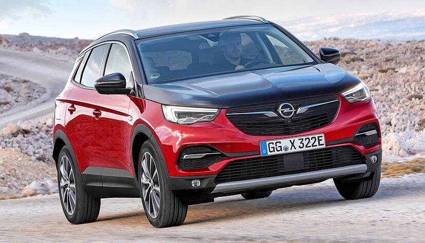 Ein Mix aus analogen und digitalen Instrumenten erwartet den Fahrer im Grandland X Hybrid4, der mit 19-Zöllern und Zweifarb-Lackierung eine gute Figur macht.