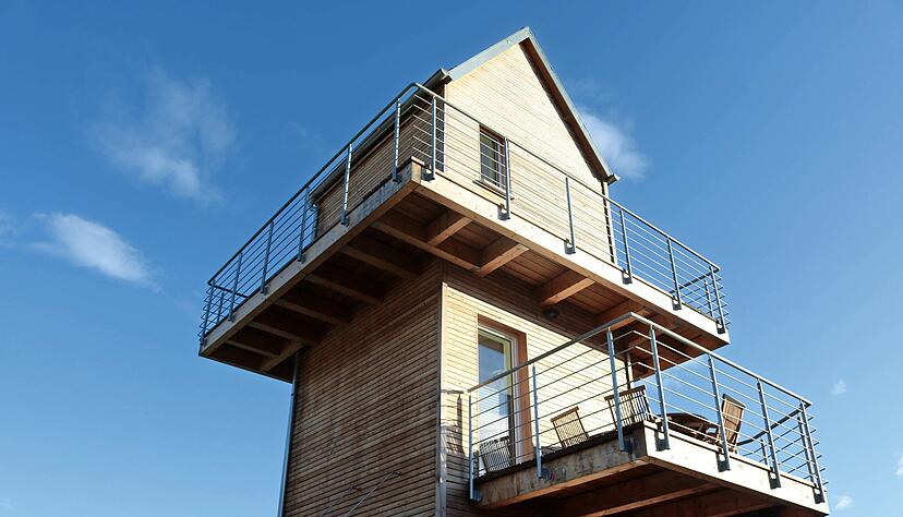 Imposant ragt der 12 Meter hohe Trafoturm in der Ortsmitte Weißbach hervor.
Fotos: Nadine Nowara Imposant ragt der 12 Meter hohe Trafoturm in der Ortsmitte Weißbach hervor.
Fotos: Nadine Nowara