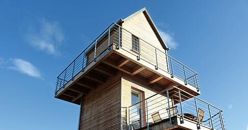 Imposant ragt der 12 Meter hohe Trafoturm in der Ortsmitte Weißbach hervor.
Fotos: Nadine Nowara