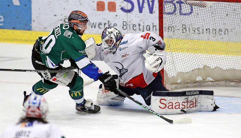 In Bedrängnis: Matthias Nemec rettet vor Yannick Wenzel, der Falken-Keeper war noch der beste Heilbronner bei der Niederlage in Bietigheim.
Foto: Andreas Veigel In Bedrängnis: Matthias Nemec rettet vor Yannick Wenzel, der Falken-Keeper war noch der beste Heilbronner bei der Niederlage in Bietigheim.
Foto: Andreas Veigel