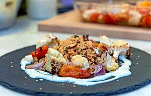 Gebackene Tomaten und Blumenkohl mit Mandel-Dattel-Couscous, Minz-Joghurt und Sesam-Tofu. Foto: Mario Berger Gebackene Tomaten und Blumenkohl mit Mandel-Dattel-Couscous, Minz-Joghurt und Sesam-Tofu. Foto: Mario Berger