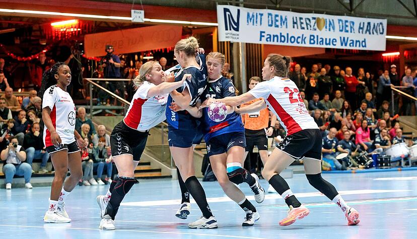 Nina Engel (am Ball) und Kim Hinkelmann durchleben mit der Sport-Union Neckarsulm zurzeit schmerzhafte Wochen.
