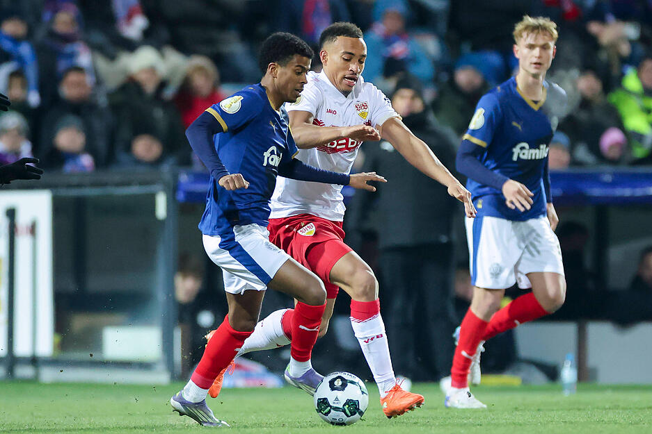 Jamie Leweling: Wie sein Kollege Vagnoman auf der rechten Seite kaum vorhanden. Auff&auml;llig war nur, wie schnell Leweling den Kontakt zum kalten Kieler-Rasen suchte. Note: 5