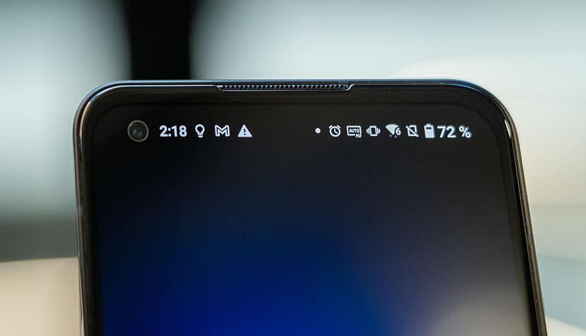 Da sollte eigentlich noch mehr stehen: Eine wei&szlig;e Statusanzeige auf einem Android-Display zeigt an, dass au&szlig;er den gezeigten Systemsymbolen noch weitere angezeigt werden m&uuml;ssten - daf&uuml;r aber kein Platz ist.