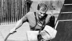 In Ausbildung: Der 14 Monate alte Luca &uuml;bt mit Dirk Br&auml;uner.