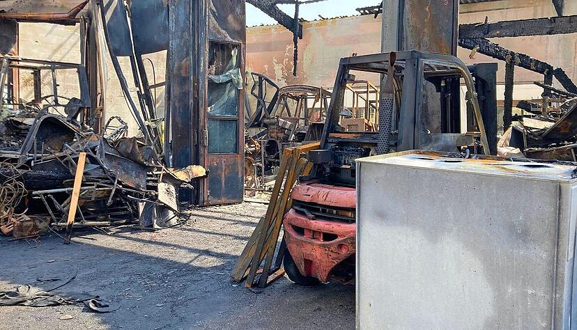 Ein Schaden von etwa 500.000 Euro hat ein Feuer in einer Werkstatthalle in Oedheim verursacht. 145 Feuerwehrleute waren im Einsatz. Sie k&ouml;nnen ein &Uuml;bergreifen der Flammen auf andere Geb&auml;ude verhindern.