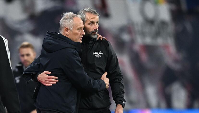 Stehen sich am Samstag wieder gegen&uuml;ber: Marco Rose (r) und Christian Streich.