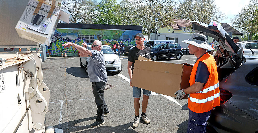Feuer frei f&uuml;r den geordneten M&uuml;lleinwurf: Sven Lehmann (Mitte) war einer der ersten Besucher auf dem Interims-Recyclinghof in B&ouml;ckingen.