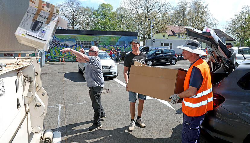 Feuer frei f&uuml;r den geordneten M&uuml;lleinwurf: Sven Lehmann (Mitte) war einer der ersten Besucher auf dem Interims-Recyclinghof in B&ouml;ckingen.