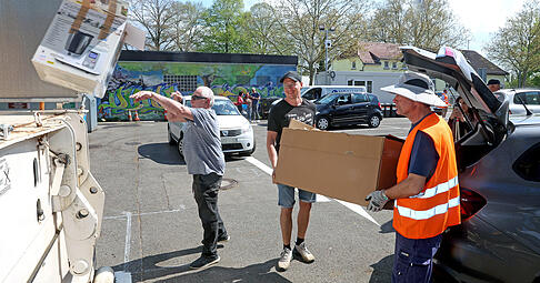 Feuer frei f&uuml;r den geordneten M&uuml;lleinwurf: Sven Lehmann (Mitte) war einer der ersten Besucher auf dem Interims-Recyclinghof in B&ouml;ckingen.