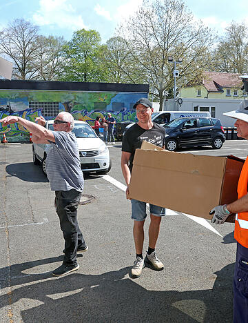Feuer frei f&uuml;r den geordneten M&uuml;lleinwurf: Sven Lehmann (Mitte) war einer der ersten Besucher auf dem Interims-Recyclinghof in B&ouml;ckingen.