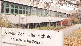 Die kaufmännische Kreisberufsschule in Böckingen trägt den Namen des Unternehmers Andreas Schneider.Fotos: Andreas Veigel/privat Die kaufmännische Kreisberufsschule in Böckingen trägt den Namen des Unternehmers Andreas Schneider.Fotos: Andreas Veigel/privat