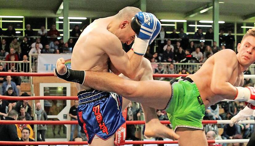 Kickboxen heißt nicht umsonst Kickboxen: Fäuste und Füße kommen gleichermaßen zum Einsatz. Oben kämpft der Heilbronner Martin Willwohl (l.) gegen Mike Jung aus Ulm, unten Jenny Reinhardt von den Thai-Bulls (l.) gegen Laura Geibel.Fotos: Veigel Kickboxen heißt nicht umsonst Kickboxen: Fäuste und Füße kommen gleichermaßen zum Einsatz. Oben kämpft der Heilbronner Martin Willwohl (l.) gegen Mike Jung aus Ulm, unten Jenny Reinhardt von den Thai-Bulls (l.) gegen Laura Geibel.Fotos: Veigel