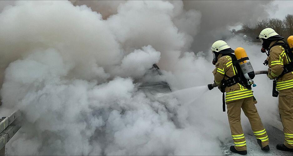 Dabei kam es kurzzeitig zu einer starken Rauchentwicklung. Dabei kam es kurzzeitig zu einer starken Rauchentwicklung.