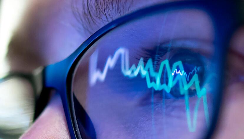 Die B&ouml;rsenkurse fallen und verunsichern: Anleger sollten jetzt Ruhe bewahren, langfristig denken und auf Diversifikation setzen.