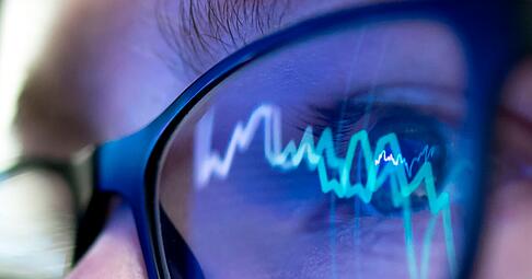 Die B&ouml;rsenkurse fallen und verunsichern: Anleger sollten jetzt Ruhe bewahren, langfristig denken und auf Diversifikation setzen.