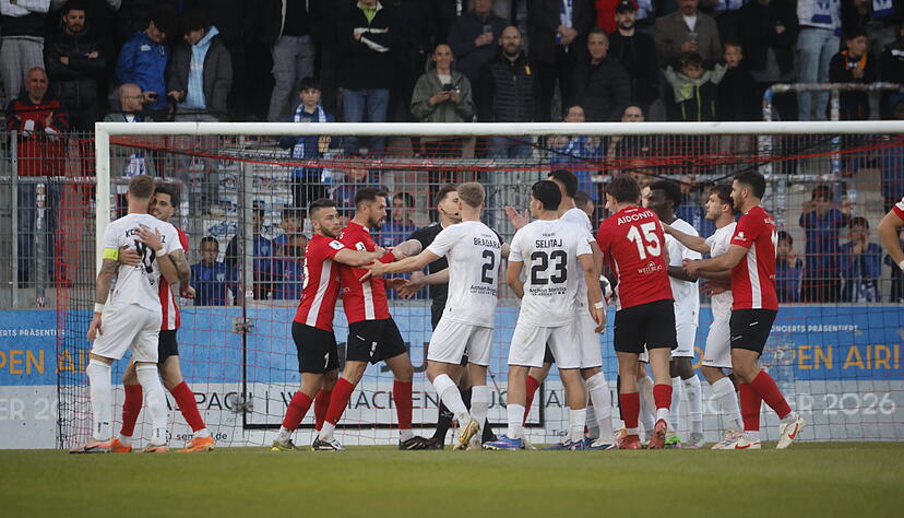 In der ersten H&auml;lfte ist auf dem Rasen nicht allzu viel passiert.