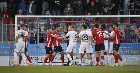 In der ersten H&auml;lfte ist auf dem Rasen nicht allzu viel passiert.