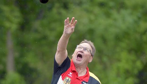 Peter Rode in seinem Deutschland-Trikot beim Training am Beilsteiner Sportplatz: Kugelstoßen gehört zu seinen Disziplinen.. Bei der Deutschland-EM haben ihm drei Zentimeter zum Sieger gefehlt. Foto: Mario Berger Peter Rode in seinem Deutschland-Trikot beim Training am Beilsteiner Sportplatz: Kugelstoßen gehört zu seinen Disziplinen.. Bei der Deutschland-EM haben ihm drei Zentimeter zum Sieger gefehlt. Foto: Mario Berger