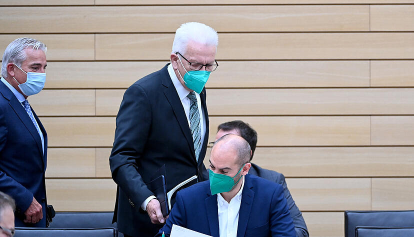 Bei der Frage nach der Zufriedenheit mit den Mitgliedern des Kabinetts landet Kretschmann mit der Note 3,4 nur im Mittelfeld auf Platz sechs. Wie schneiden Finanzminister Bayaz (vorne) und Innenminister Strobl (links) ab?
