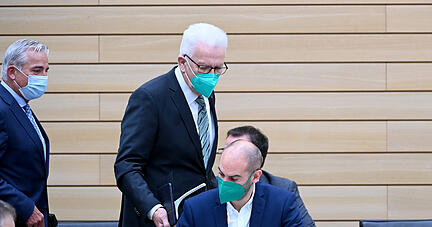 Bei der Frage nach der Zufriedenheit mit den Mitgliedern des Kabinetts landet Kretschmann mit der Note 3,4 nur im Mittelfeld auf Platz sechs. Wie schneiden Finanzminister Bayaz (vorne) und Innenminister Strobl (links) ab?