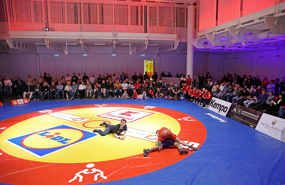 Ringen 1. Bundesliga West, Red Devils Heilbronn gegen KSV Witten 07, Unter der Pyramide der Kreissparkasse Heilbronn