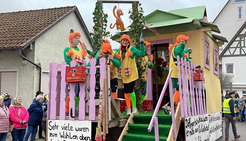 "Der Döffinger hat nichts zu lachen, er muss aus Villa Kunterbunt wieder ein Rathaus machen", fordern die vielen Pippi Langstrumpfs.
Fotos: Yvonne Tscherwitschke "Der Döffinger hat nichts zu lachen, er muss aus Villa Kunterbunt wieder ein Rathaus machen", fordern die vielen Pippi Langstrumpfs.
Fotos: Yvonne Tscherwitschke