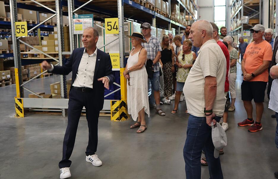 Besucher entdecken auf der Gewerbeschau Neuenstein innovative Produkte und Dienstleistungen.