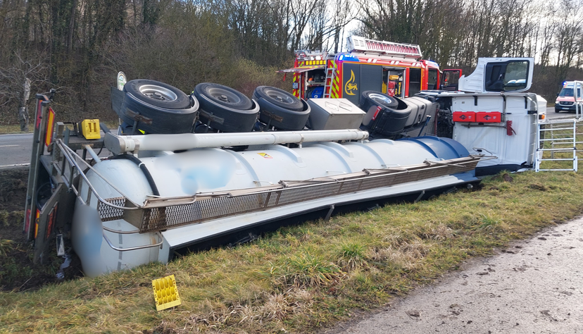 In der Nähe von Großbottwar ist ein Tanklaster umgekippt. In der Nähe von Großbottwar ist ein Tanklaster umgekippt.