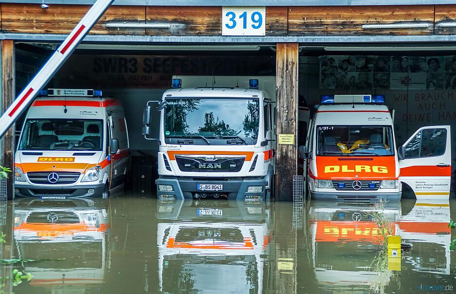 Einsatzfahrzeuge der Deutschen Lebens-Rettungs-Gesellschaft DLRG stehen am 25.06.2016 in Stuttgart auf dem &uuml;berfluteten Gel&auml;nde am Max Eyth See. Aufgrund eines technischen Defektes der Schleuse Hofen sowie den starken Regenf&auml;llen der vergangenen Nacht trat der Neckar teilweise &uuml;ber die Ufer. Dabei wurde unter anderem eine Halle der DLRG am Max Eyth See &uuml;berschwemmt. Foto: SDMG/Werner/dpa +++(c) dpa - Bildfunk+++ | Verwendung weltweit