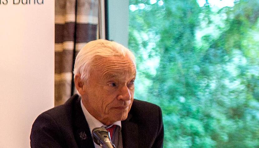 Hans-Jürgen Pohmann ist war bis Ende Januar 2016 Pressesprecher des Deutschen Tennis Bunds. Hans-Jürgen Pohmann ist war bis Ende Januar 2016 Pressesprecher des Deutschen Tennis Bunds.