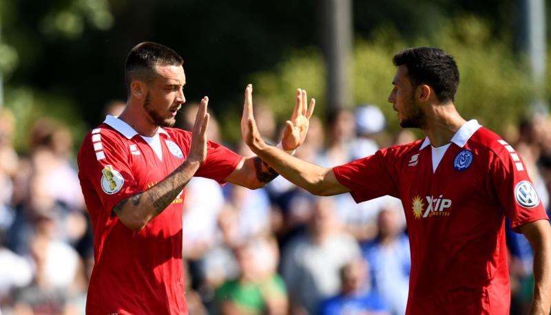 Duisburgs Torschütze Borys Taschtschi (l) feiert seinen Treffer mit Mannschaftskollege Lukas Fröde.