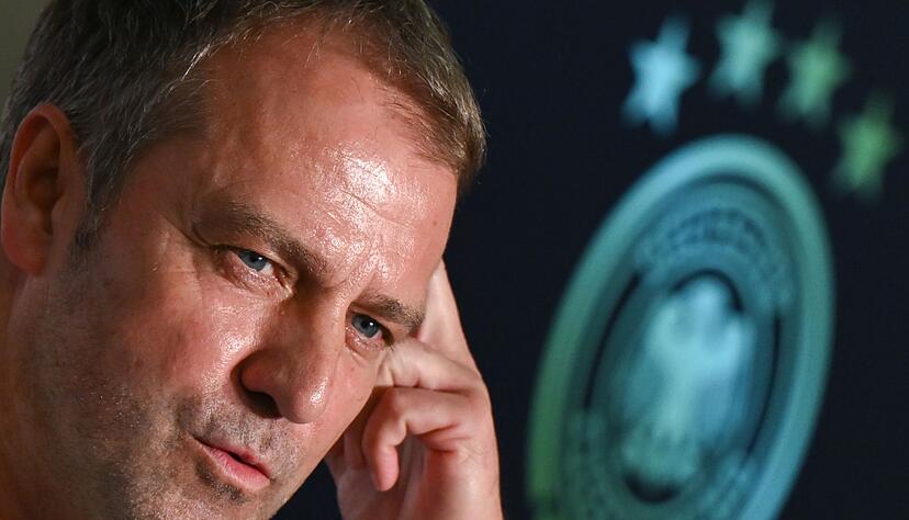 Bundestrainer Hansi Flick spricht während einer Pressekonferenz des Deutschen Fußball-Bundes.