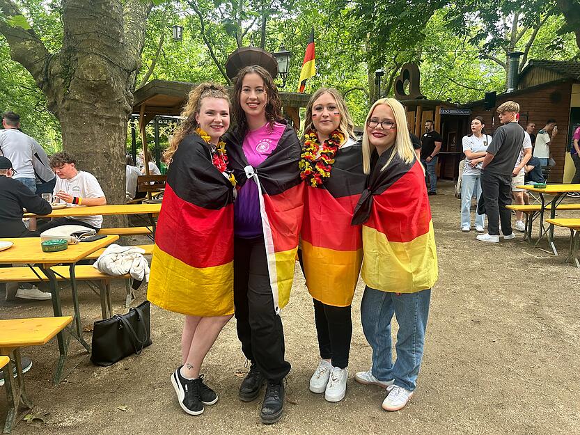Schwarz-Rot-Gold: Fast jeder Zuschauer im Biergarten trägt die Deutschland-Farben.